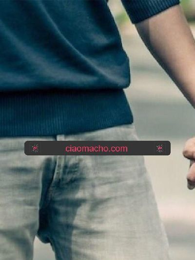 Tipo maturo cerca ragazzo giovane glabro...